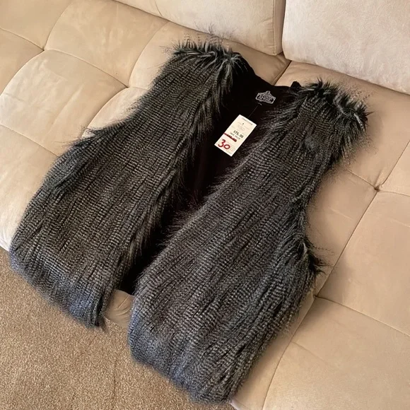 NWT faux fur vest - Picture 4 of 7